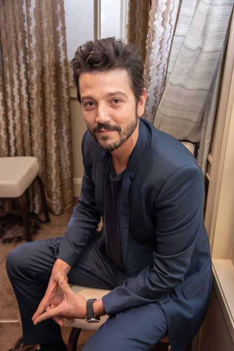 Diego Luna Latino Actors, Diego Luna, Famous Men, Aging Process, Real Life Stories, Celebrity Entertainment, Man Crush, Fitness Beauty, Bad Guy