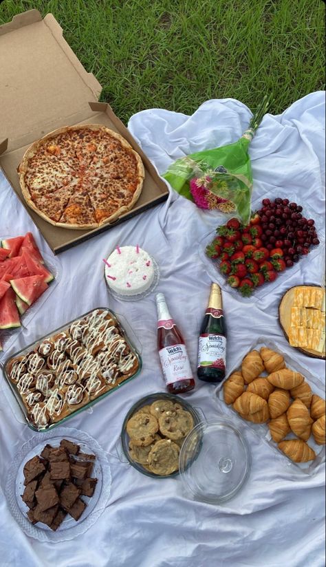 Birthday, Pizzas, Blankets, Picnic Ideas Food, Aesthetic Besties, Picnic Decorations, Picnic Blankets, Outdoor Space, Oasis