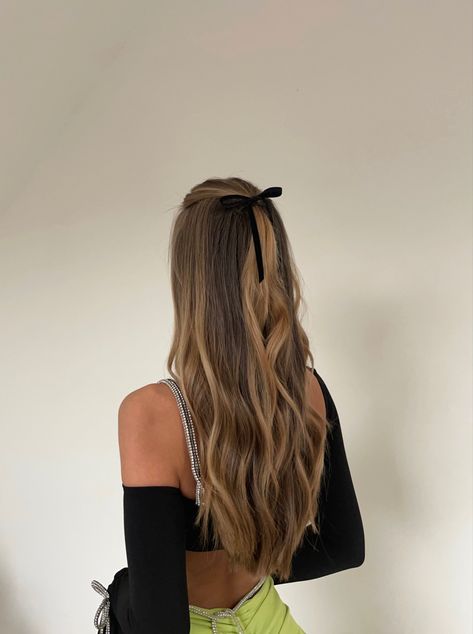 Christmas hair idea. 
#hair #hairstyles #hairstyle #christmashair #christmashairstyle #blonde #brunette #highlights #haircolour #hairbows #hairbow #cute #cutehairstyle Hairbow Hairstyles, Hair Idea, Christmas Hairstyles, Halloween 2022, Brunette Highlights, Blonde Brunette, Christmas Hair, Aesthetic Hair, Hair Hairstyles