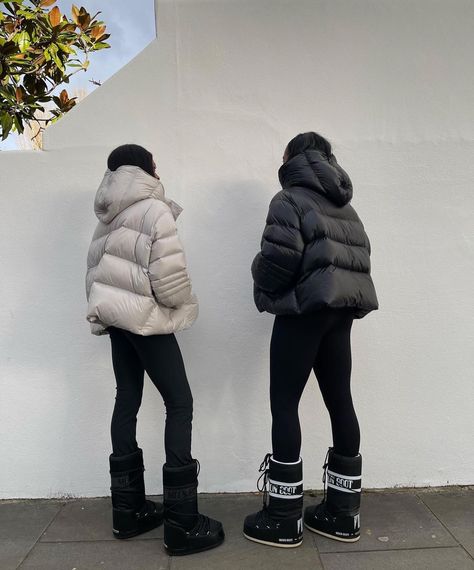 Twinning with @nlmarilyn & @georgia_3.0 in our Val #puffer in Ice grey and black! Almost sold out!! #frankiegirl #thefrankieshop Grey Moon Boots Outfit, Frankie Shop Val Puffer, Black Moonboots Outfits, Moon Boots Outfit, Snow Fits, Ski Trip Outfit, Korea Winter, Snow Coat, Grey Puffer