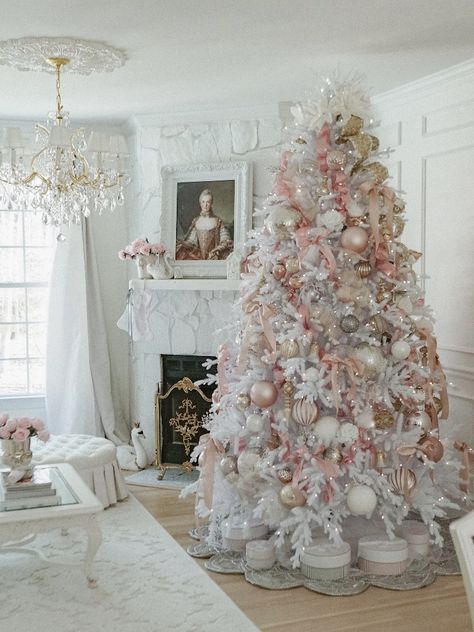 Rose Gold And White Christmas Tree, Christmas Decorating Themes, Christmas Dear, Rose Gold Christmas Decorations, White Artificial Christmas Tree, Best Artificial Christmas Trees, White Christmas Tree Decorations, Christmas Tree Decorating Ideas, Tree Decorating Ideas