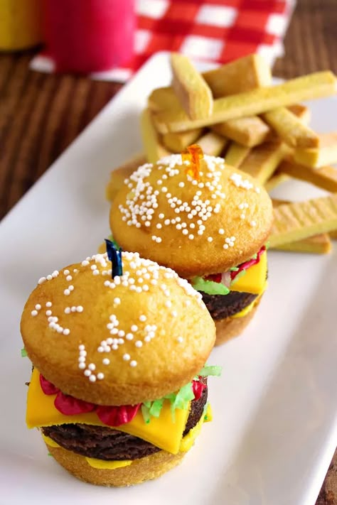 Hamburger Cupcakes And Fries, Juneteenth Dessert Ideas, Scooby Doo Desserts, Cheeseburger Cookies, Frosting Boards, Cupcake Hamburger, Food Imposters, Cupcake Decoration Ideas, Sprinkle Brownies