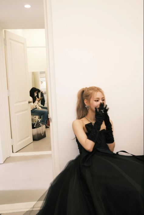 Rosé Blackpink Black, Rosé Aesthetic Blackpink, Korea Actress, Rosé Aesthetic, Rose Icon, Jairzinho, Rose Dress, Rosé Blackpink, How To Pose