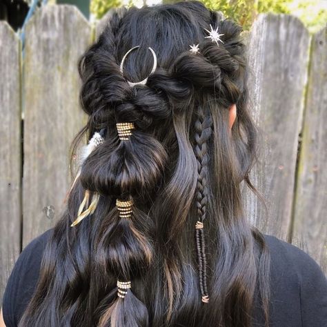 Forest Witch Hairstyles, Fortune Teller Hairstyle, Witchy Hairstyles For Short Hair, Easy Witchy Hairstyles, Witchy Hairstyles Curly, Witchy Braids, Long Witchy Hair, Witchy Hairstyles Long, Fortune Teller Hair