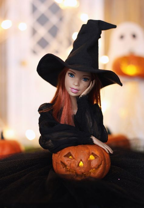 Barbie Halloween Doll, Halloween Barbie Dolls Diy, Halloween Barbie Dolls, Autumn Barbie, Halloween Barbie, Barbies Pics, Barbie Halloween, Barbie Doll Set, Halloween Is Coming