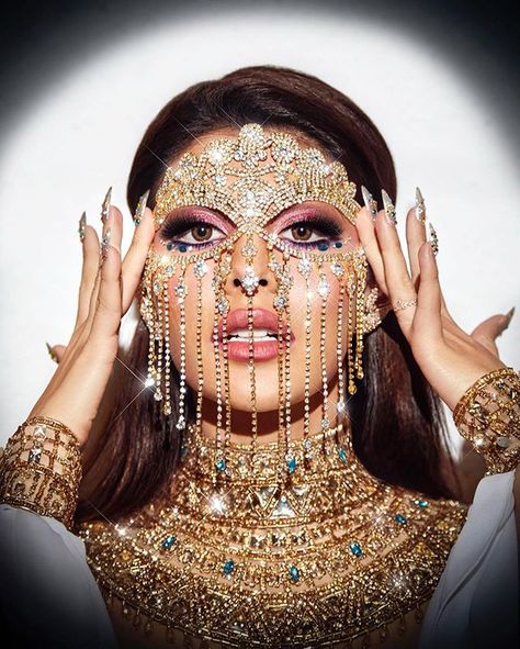 Jacqueline Fernandez on Instagram: “Arabian nights Dabangg Dubai vlog coming up!!🌟#dabanggtourdubai @shaanmu @chandiniw @falgunishanepeacockindia @pause_world” American Makeup, Face Rhinestones, Rhinestone Face Mask, Festival Face, Diamond Hair, Mask Fashion, Face Jewellery, Mask Masquerade, Mascara Facial