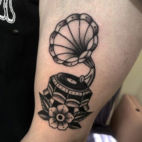 Vinyl Record Tattoo, Traditional Tattoo Music, Gramophone Tattoo, Botanical Sleeve, Traditional Tattoo Prints, Traditional Heart Tattoos, Traditional Tattoo Drawings, Wrist Band Tattoo, Thumb Tattoos