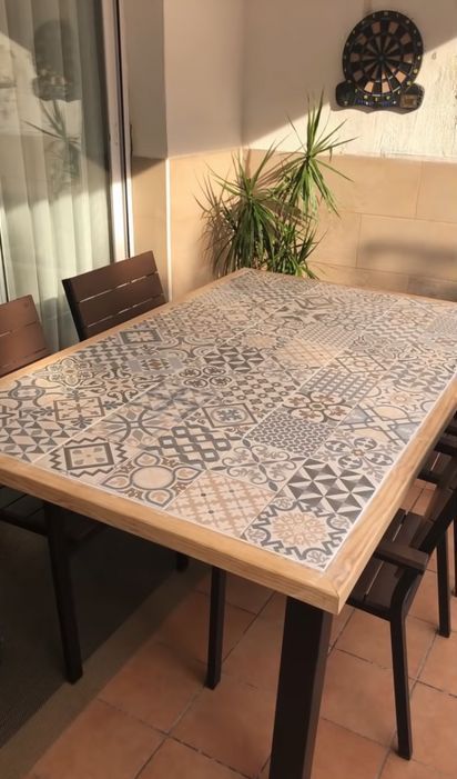 #chalkpaint #homedecor #diyprojects #interiordesign #homeimprovement #upcycle #decoratingtips #furnituremakeover #creativehome #boringtopreative Tiled Outdoor Table, Tiled Dining Table, Tile Dining Table, Diy Esstisch, Tile Tables, Diy Outdoor Table, Tiled Coffee Table, Wall Paneling Diy, Tile Table