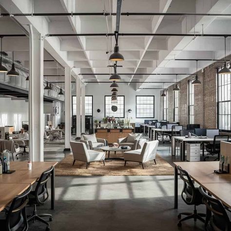 15 Pinterest-Worthy Industrial Office Spaces to Inspire Your Workspace - Fabricerie Industrial Offices Workspaces, Loft Style Office Design, Warehouse Office Ideas, Industrial Corporate Office, White Industrial Office, Restaurant Industrial Design, Modern Industrial Office Space, Warehouse Workspace, Industrial Design Office