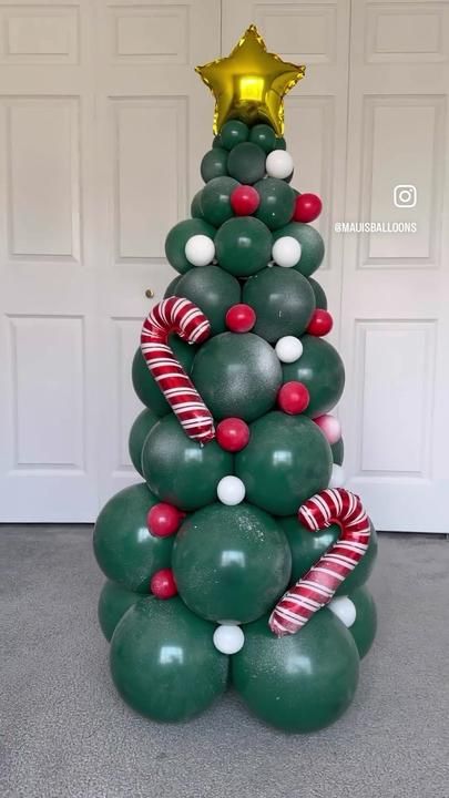 Evelinakozyra on TikTok Ballon Christmas Tree, Balloon Decorations Diy Tutorials, Tree Balloon, Party Balloons Diy, Christmas Party Backdrop, Balloon Christmas, Balloon Tree, Christmas Balloon Decorations, Holiday Balloons