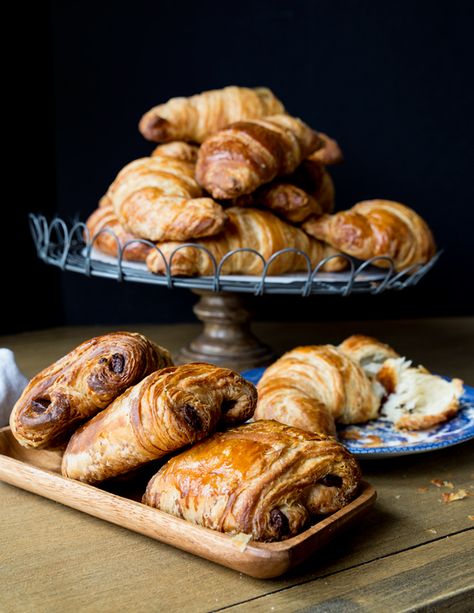 pain-au-chocolat recipe. Little French Bakery Pain Au Chocolat Recipe, Dessert Breads, Dessert Oreo, French Baking, Breakfast Photography, Croissant Recipe, Breakfast Sweets, French Bakery, Breakfast Pastries