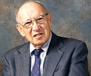 Peter Drucker, the man who established management, was a great writer and management consultant. To know more about his life, read on his brief biography in the lines below. Famous People In History, People In History, Time Management Quotes, Motivational Thoughts In Hindi, Management Consultant, Manager Quotes, Thoughts In Hindi, Gk In Hindi, Inspirational Quotes In Hindi