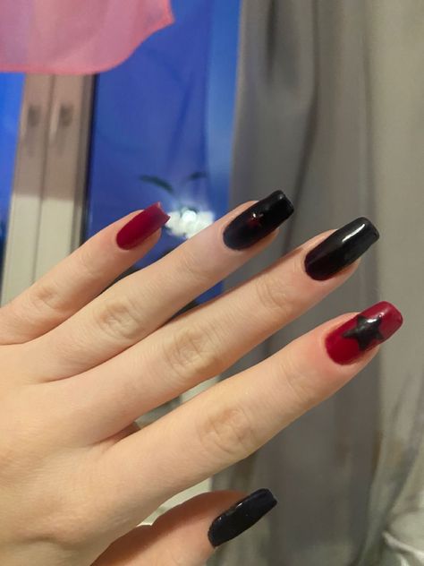 Nail Inspiration Red And Black, Red Black Star Nails, Short Acrylic Nails Black And Red, Nails Inspo Red And Black, Red Black Nails Ideas, Star Nails Red And Black, Red Nails Black Star, Black Nails Red Design, Easy Grunge Nails