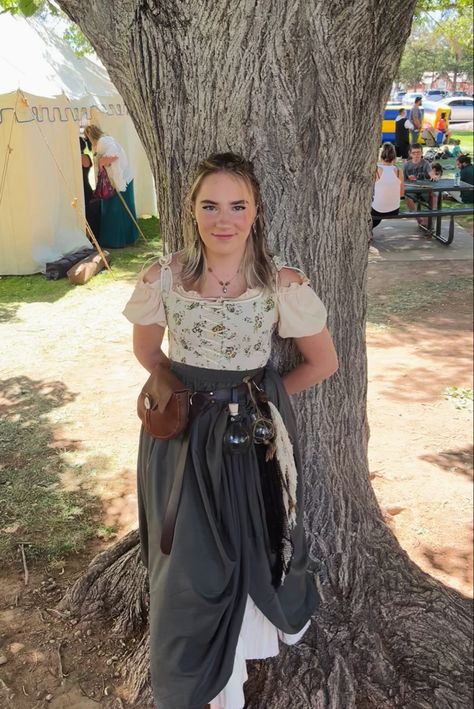 King Richards Faire Costumes, Pregnant Ren Faire Costume, Easy Larp Costume, Reinassance Fair Outfit Women, Female Ren Faire Outfit, Renassiance Fair Outfits Women, Ren Fest Costumes Women, Rennisance Faire Costumes, Renfaire Costume Women