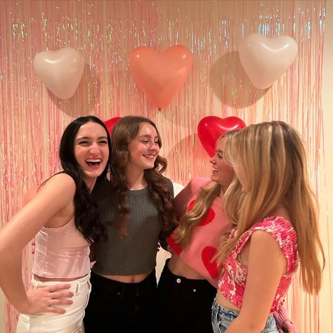 Galentines Photoshoot Ideas, Galentines Night, Bsf Poses, Besties Photoshoot, 12th Birthday Party Ideas, 14th Birthday Party Ideas, Best Friend Valentines, Valentine Photo Shoot, Valentine Picture