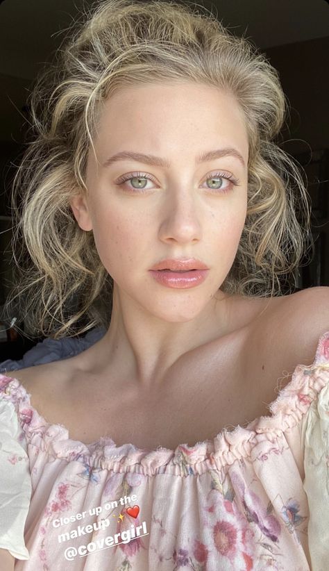 Lili Reinhart on Instagram: “I can still be a @COVERGIRL from inside my house, OKAY???” Braut Make-up, Betty Cooper, Spring Makeup, Lili Reinhart, Pale Skin, 인물 사진, Nicki Minaj, Riverdale, Makeup Inspiration