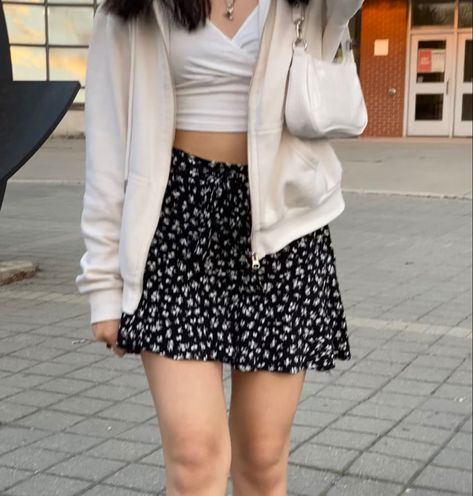 Black Floral Skirt Outfit Aesthetic, Short Floral Skirt Outfit Summer, Floral Mini Skirt Outfit Aesthetic, Black Skirt With Flowers Outfit, Short Floral Skirt Outfit Aesthetic, Floral Miniskirt Outfits, Black And White Flower Skirt Outfit, White Flower Skirt Outfit, Black Floral Mini Skirt Outfit