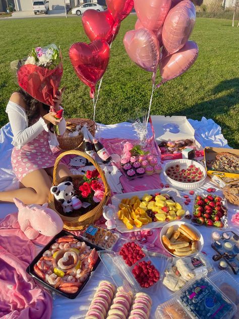 Picnic Date Food, Cozy Seating Area, Picnic Birthday Party, Picnic Inspiration, Cute Birthday Ideas, Picnic Decorations, Galentines Party, Cute Date Ideas, Picnic Birthday