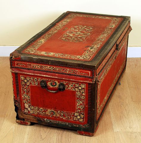 19th Century China Trade Camphor Wood Chest - I'd love to have this chest to store my precious saris Trunk Makeover, Mexican Market, Metal Trunks, Painted Trunk, Patterned Furniture, Painted Wooden Boxes, Antique Trunk, Brass Trim, Painted Chest