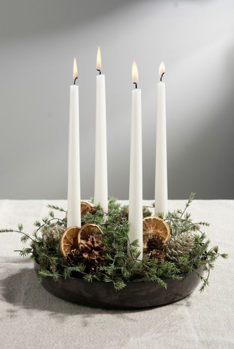 Natal Natural, Christmas Advent Wreath, Koti Diy, Cozy Christmas Decor, Christmas Candle Decorations, Front Porch Christmas Decor Ideas, Advent Candles, Porch Christmas Decor Ideas, Porch Christmas Decor