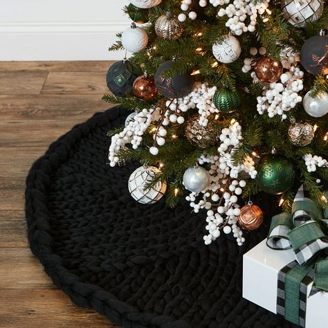 Knit Tree Skirt, Knit Tree, Black Christmas Decorations, Christmas Tree Decorating Themes, Black Christmas Trees, Christmas Tree Inspiration, Christmas Wonderland, Chic Christmas, Christmas Tree Design