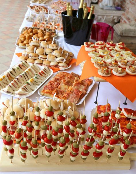 Wedding Grazing Table Ideas, Wedding Grazing Table, Grazing Table Ideas, Party Food Buffet, Grazing Table, Party Food Platters, Snack Table, Grazing Tables, Shower Food