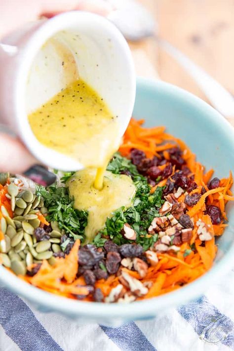 Mediterranean Carrot Salad, Raw Carrot Salad, Grated Carrot Salad, Raw Vegan Dinners, Carrot Salad Recipes, Carrot Salad, Carrot Recipes, Vegan Salad, Healthy Foodie