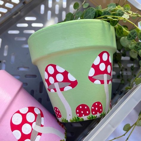 Cute Clay Pot Painting Ideas, Plant Pot Painting Ideas Mushroom, Mushroom Painted Plant Pot, Painted Pots Mushroom, Mushroom Pot Painting, Painted Pots Aesthetic, Mushroom Flower Pot, Mushroom Painted Pot, Cute Painted Pot Ideas