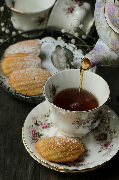 Romeo I Julia, Madeleine Recipe, Dark Food, Moody Photography, Relaxing Tea, Cuppa Tea, Coffee Photography, Slow Life, A Cup Of Tea