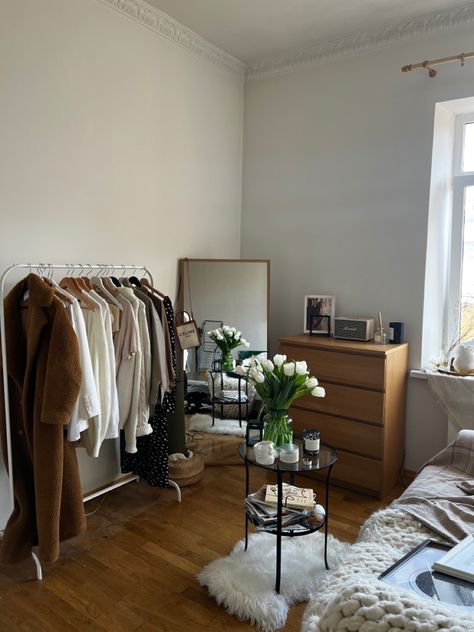 Clothes Rack Small Bedroom, Minimalist Bedroom Clothing Rack, Coat Rack Bedroom Aesthetic, Room With Clothing Rack Aesthetic, Clothes Rack Ideas Bedroom Small Spaces, Compact Room Ideas Bedrooms, Clothes Rack Bedroom Aesthetic, Clothing Rack Bedroom Small Spaces, Clothing Rack Ideas Bedroom