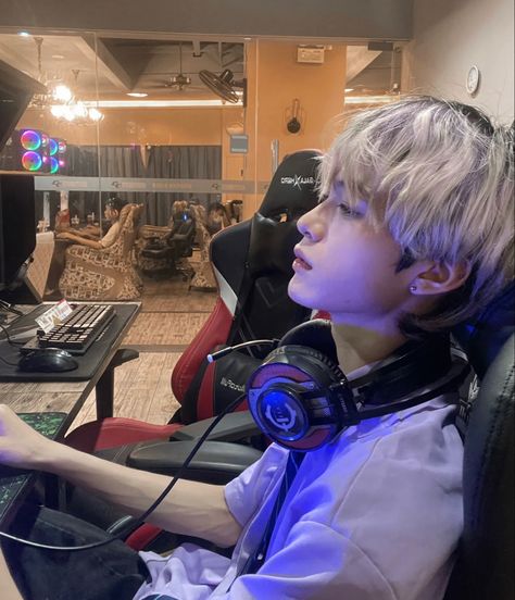 gamer val boy asian douyin Asian Nerd Guy, Nerdy Asian Guy, Asian Boys With Glasses, Blonde Japanese Boy, Nerd Aesthetic Men, Asian Teenager Boy, Gamer Guy Aesthetic, Asian Boy With Glasses, Japanese Teen Boy