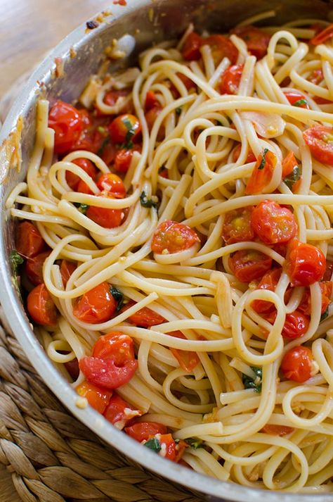 Marinara With Cherry Tomatoes, Pasta With Garlic And Olive Oil Cherry Tomatoes, Pasta With Fresh Cherry Tomatoes, Pasta Olive Oil Garlic Tomatoes, Meals With Cherry Tomatoes, Pasta With Cherry Tomatoes, Cherry Tomato Recipes, Cherry Tomato Pasta, Pasta Dinners