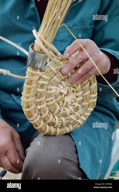 Download this stock image: Man / beekeeper making a traditional bee skep at at Dalyseford autumn show. England - H2TBA6 from Alamy's library of millions of high resolution stock photos, illustrations and vectors. Beekeeper Movie, Medieval Beekeeper, Bee Skep House, Beekeeper Art, Bee Skeps, Beekeeping Tools, Bee Skep, Bee Keeper, Miniature Projects