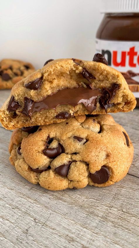 NUTELLA STUFFED NYC COOKIES 😍 Omg you guys… I am in love with these cookies!! ❤️ It’s always difficult getting cookies to stay nice and… | Instagram Nutella Filled Cookies, Nyc Cookies, Nutella Chocolate Chip Cookies, Nutella Cookies, Bicarbonate Of Soda, Filled Cookies, Food Babe, Sweet Snacks Recipes, Food Obsession