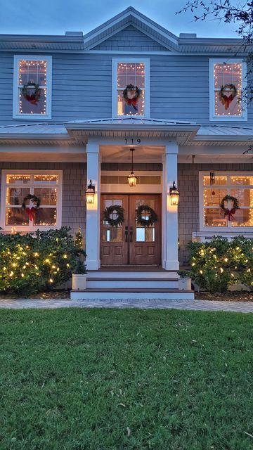 Cape Cod Christmas Lights, Pretty Outdoor Christmas Decor, Simple Christmas Outdoor Decorations, Christmas Yard Decorations Lights, Classic Christmas Lights On House, White Exterior Christmas Lights, Outdoor Christmas Lights Inspiration, Christmas Lights Outside Simple, Christmas Lights Front Of House