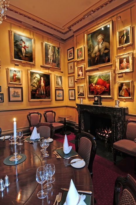 The Garrick Club is a gentlemen's club in London founded in 1831. The entire… Gentlemens Club Decor, English Country Interiors, Gentlemen Club, Gentleman's Club, Art Placement, Classical Interior, English Interior, Gentlemans Club, English Country Style