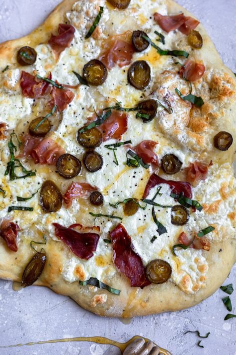 Pizza With Burrata, Crazy Pizza, Pizza Sweet, Pizza Toppings Combinations, Honey Pizza, Spicy Pizza, Prosciutto Pizza, Pizza Topping, Flat Breads