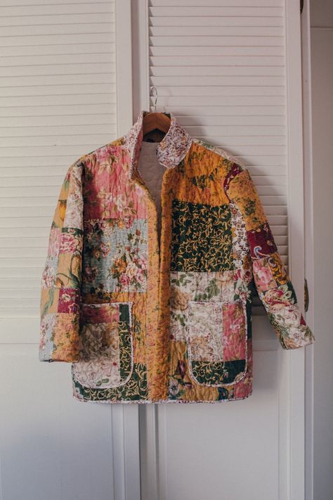 17 Stunning Quilt Jacket Pattern Ideas Patchwork, Quilt Into Coat, Diy Quilt Jacket, Diy Quilt Coat, Upcycled Quilt Clothes, Quilt Jacket Pattern Diy, Diy Quilted Jacket, Quilt Jacket Pattern, Quilt Coat Pattern