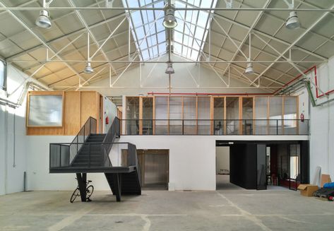 Vhils Studio Artist Workshop and Office / FURO + Pedrita | ArchDaily Workshop Studio Ideas, Warehouse Office Industrial, Warehouse Office Design, Workshop Architecture, Factory Office, Warehouse Studio, Garage Workshop Plans, Warehouse Loft, Warehouse Office