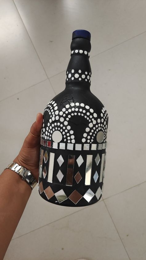 Bottal Art Ideas, Mirror Art On Bottle, Lippan Art On Bottle, Diy Bottle Art, Glass Bottle Diy Decoration, Bottle Art Projects, Diy Crafts Easy At Home, Bottle Paint, Mosaic Bottles