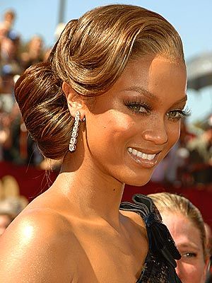 Tyra Backs side bun with side swoop. Sanggul Modern, Prom Hair Updo, Tyra Banks, Glam Hair, Hairstyle Look, Retro Hairstyles, Hair Updo, Wedding Hair And Makeup, Vintage Hairstyles