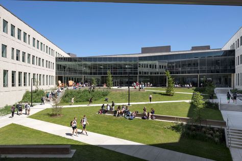 High School Landscape Design, Schoolyard Aesthetic, Classroom Layout High School, Highschool Exterior, Secondary School Aesthetic, College Courtyard, Beautiful Spectacles, High School Architecture, School Courtyard