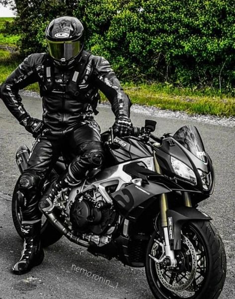 Motorcycle Suits Men, Motorcycle Leathers Suit, Motorcycle Guy, Hot Biker Guys, Biker Photography, Bike Leathers, Biker Aesthetic, Biker Gear, Motorcycle Suit