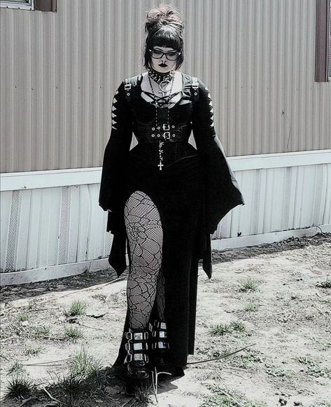 Goth Subgenres, Curvy Goth Outfit, Chubby Goth Outfit, Goth Outfits Plus Size, Chubby Goth, Trad Goth Outfits, Goth Plus Size, Goth Outfit Inspo, Goth Fits