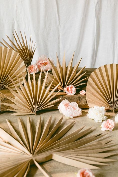 DIY faux dried palm leaves. Faux real! These DIY Dried Paper Palm Fronds are easy and you can make a GIANT version of them too, just like the real thing :) #ruffledblog #diypaperideas #driedpalmleaves #palmfronds #paperfans How To Dry Palm Fronds, Diy Dry Palm Leaves, Paper Palm Leaves Diy, Palm Leaves Diy, Palm Tree Crafts, Palm Leaf Decor, Boho Birthday Party, Paper Leaves, Boho Birthday