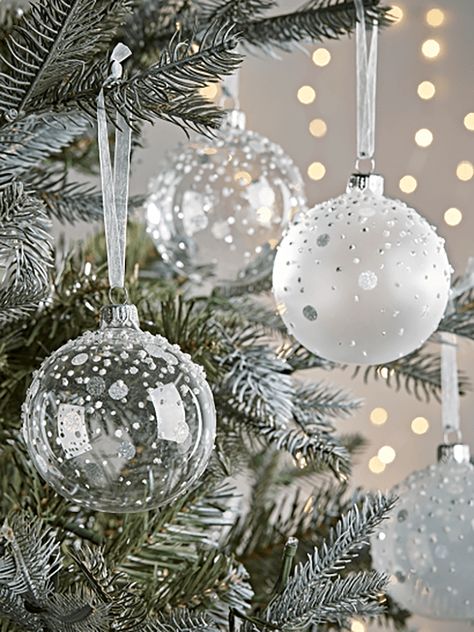 Set of Six Glorious Glass Globes Mint Christmas Tree Decorations, Christmas Baubles Ideas, Christmas Bauble Ideas, White And Silver Christmas Decorations, White Christmas Tree Ornaments, Diy Baubles, Christmas Tree Glass Ornaments, White And Silver Christmas, Silver Christmas Tree Decorations