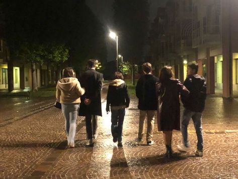 Friends Pictures Group Aesthetic, Academic Friend Group, Boarding School Friend Group Aesthetic, Group Of Friends Summer Aesthetic, Friend Group Of Six Aesthetic, Dark Academia Group Of Friends, Hogwarts Friend Group Aesthetic, Slytherin Trio Aesthetic, Marauders Friendship Aesthetic