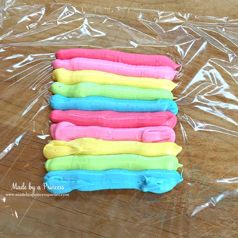 Multi Colored Buttercream Frosting, How To Make Swirled Frosting, Easy Rainbow Cupcakes, Unicorn Frosting, Rainbow Colored Cupcakes, Piping Multicolor Frosting, How To Do Multi Colored Frosting, How To Swirl Frosting Colors, Swirled Frosting