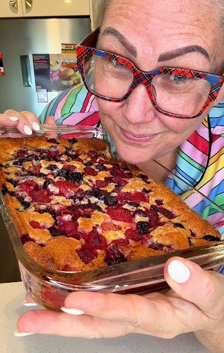 Mixed Berry Dump Cake Frozen Fruit, Recipes Using Frozen Mixed Berries, Mixed Berry Cobbler With Frozen Berries, Mixed Berries Cobbler, Frozen Mixed Berry Recipes, Mixed Berries Dessert, Frozen Fruit Cobbler, Mixed Berry Dessert, Berry Cobbler Recipe