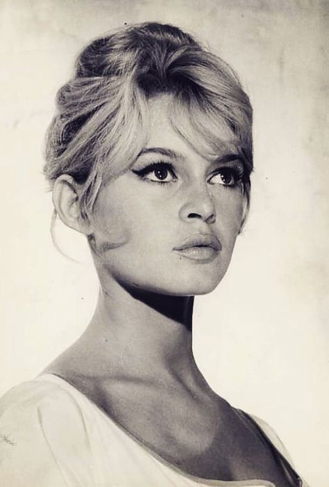 brigitte bardot Bardot Hair, Bridgette Bardot, Jean Shrimpton, Bridget Bardot, Look Magazine, Beauty Icons, Brigitte Bardot, White Photo, Hollywood Glamour